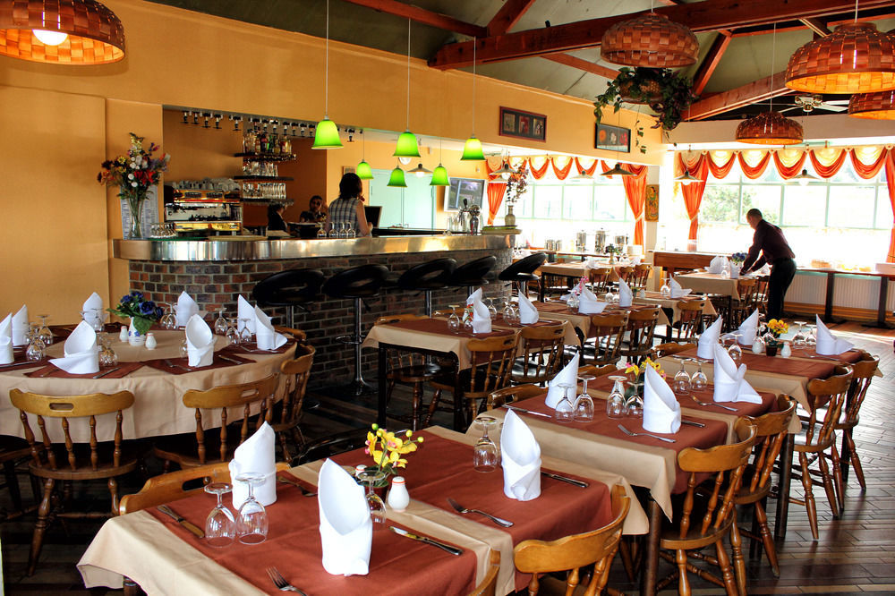 Hotel Restaurant Les Jardins D'Épône מראה חיצוני תמונה