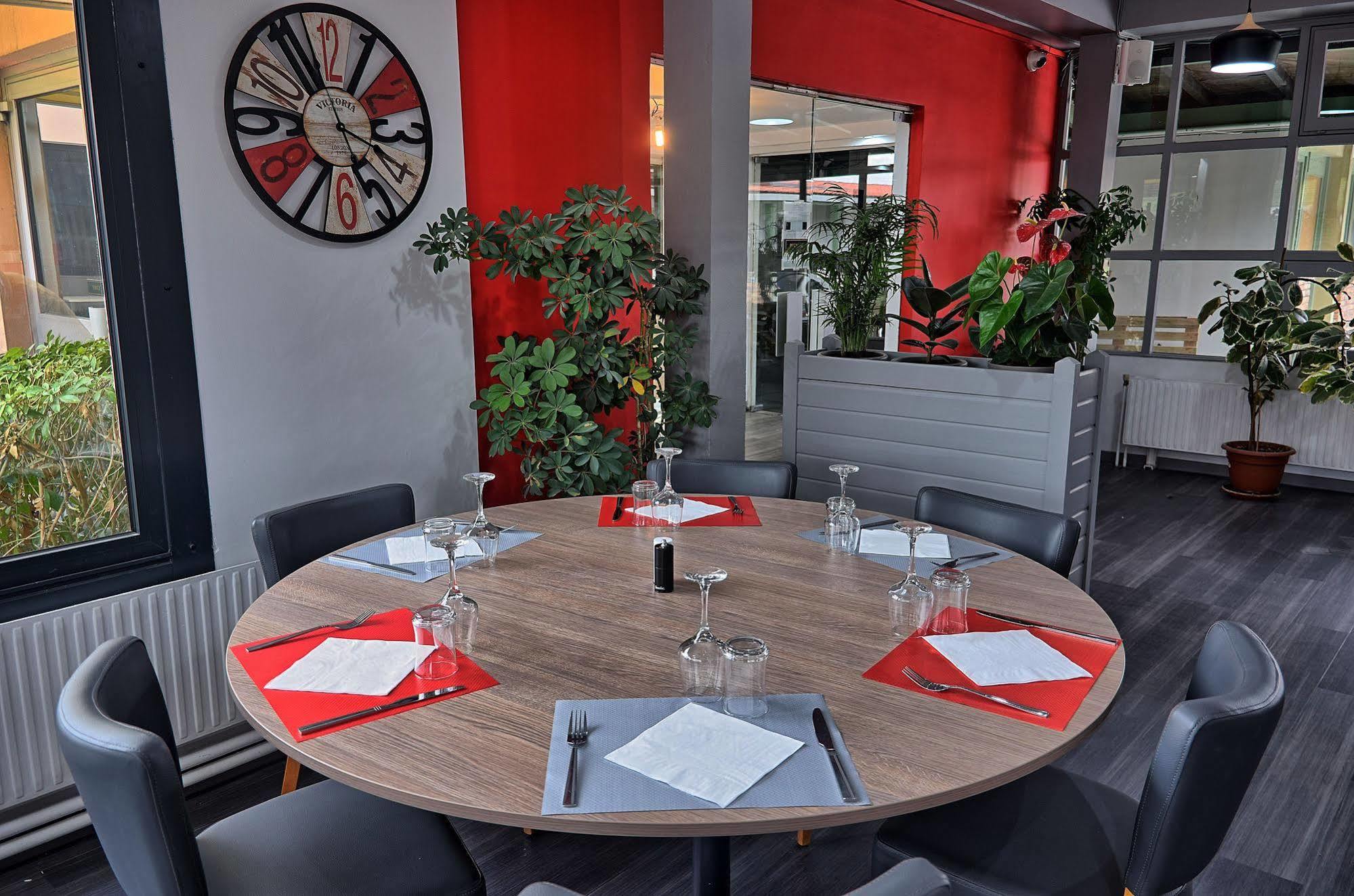 Hotel Restaurant Les Jardins D'Épône מראה חיצוני תמונה
