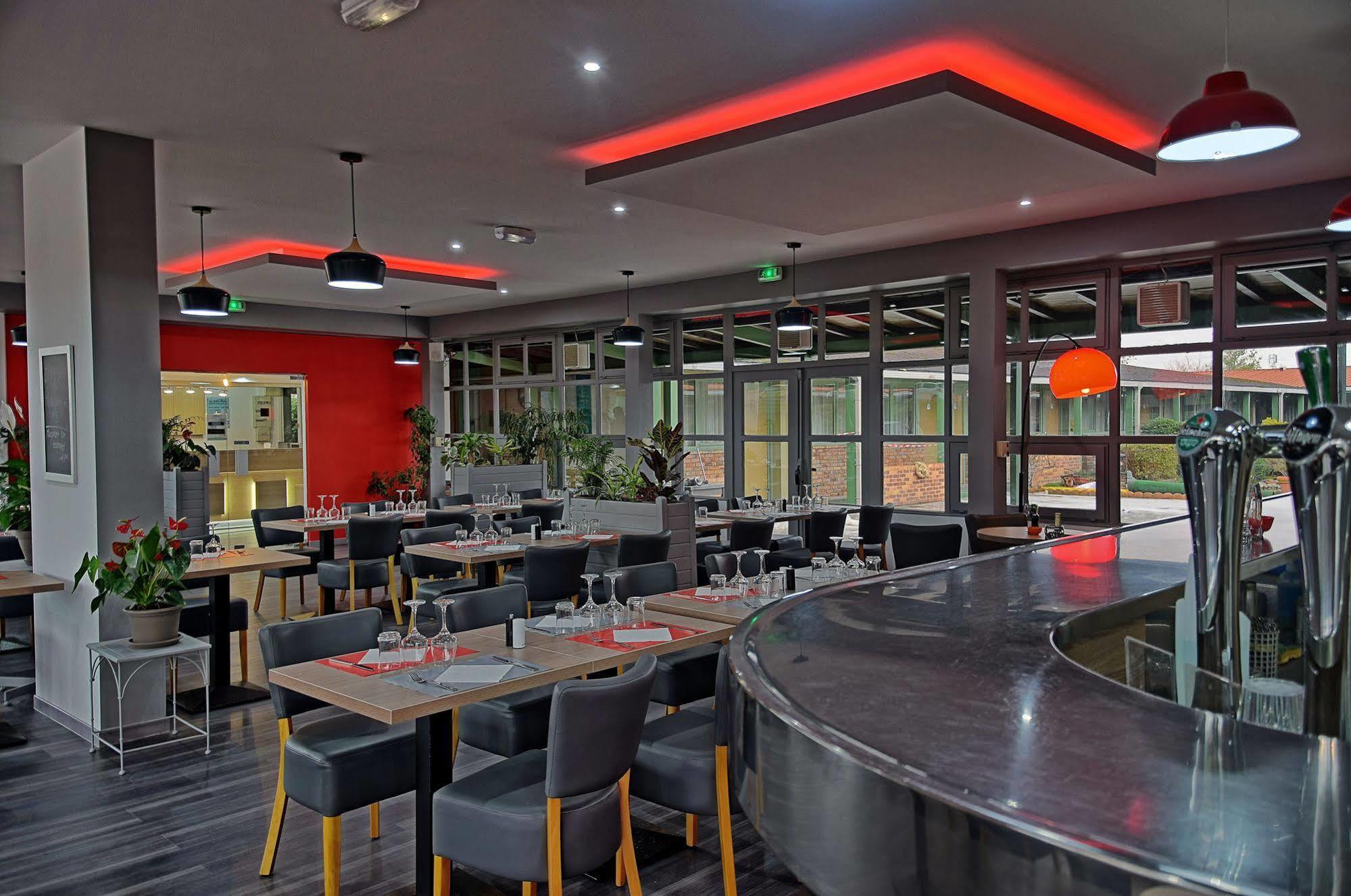 Hotel Restaurant Les Jardins D'Épône מראה חיצוני תמונה