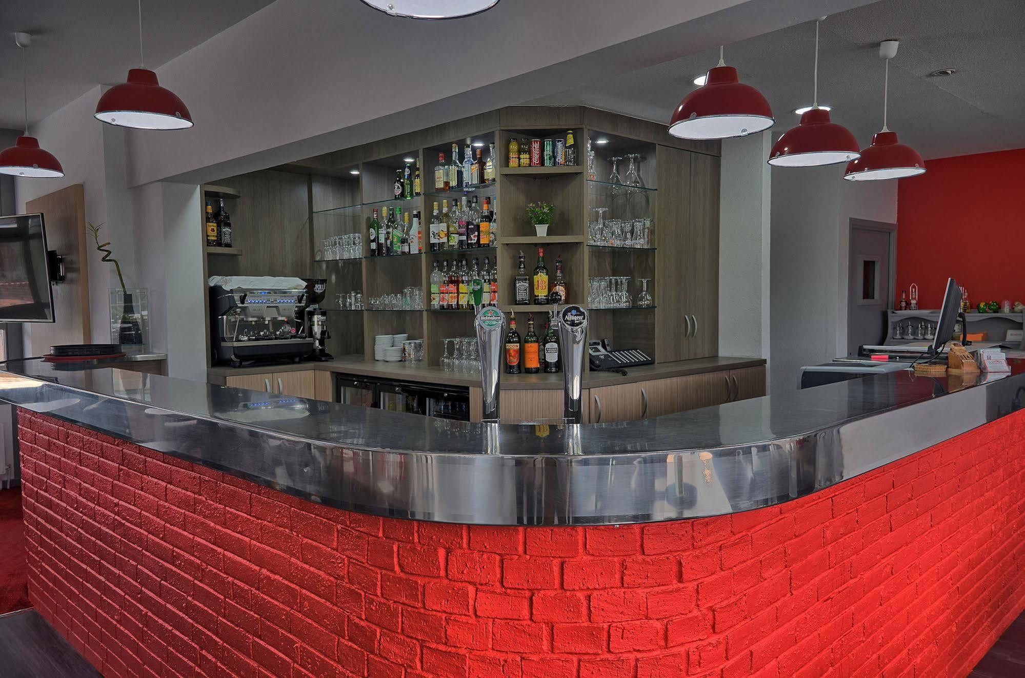 Hotel Restaurant Les Jardins D'Épône מראה חיצוני תמונה