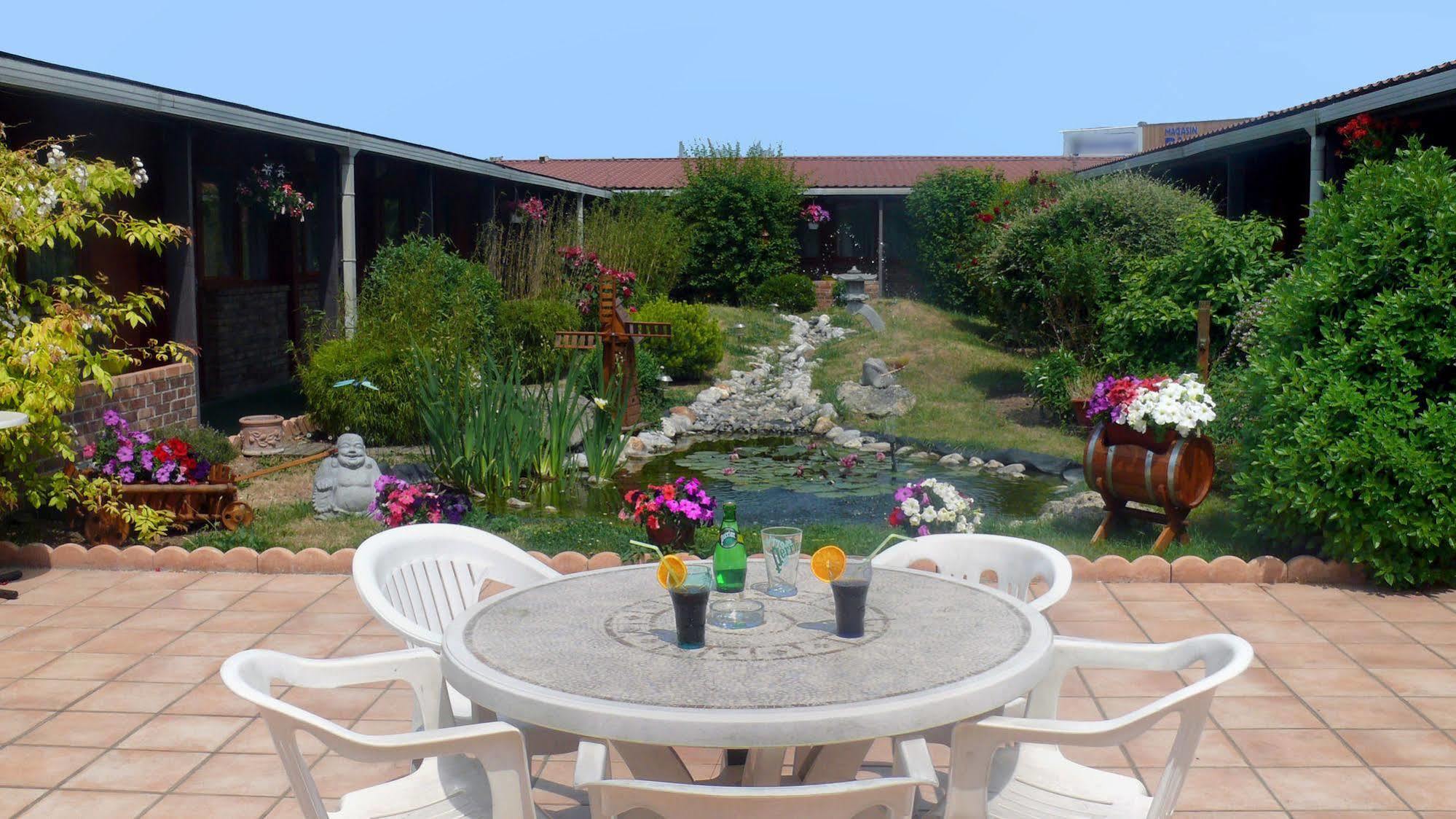 Hotel Restaurant Les Jardins D'Épône מראה חיצוני תמונה