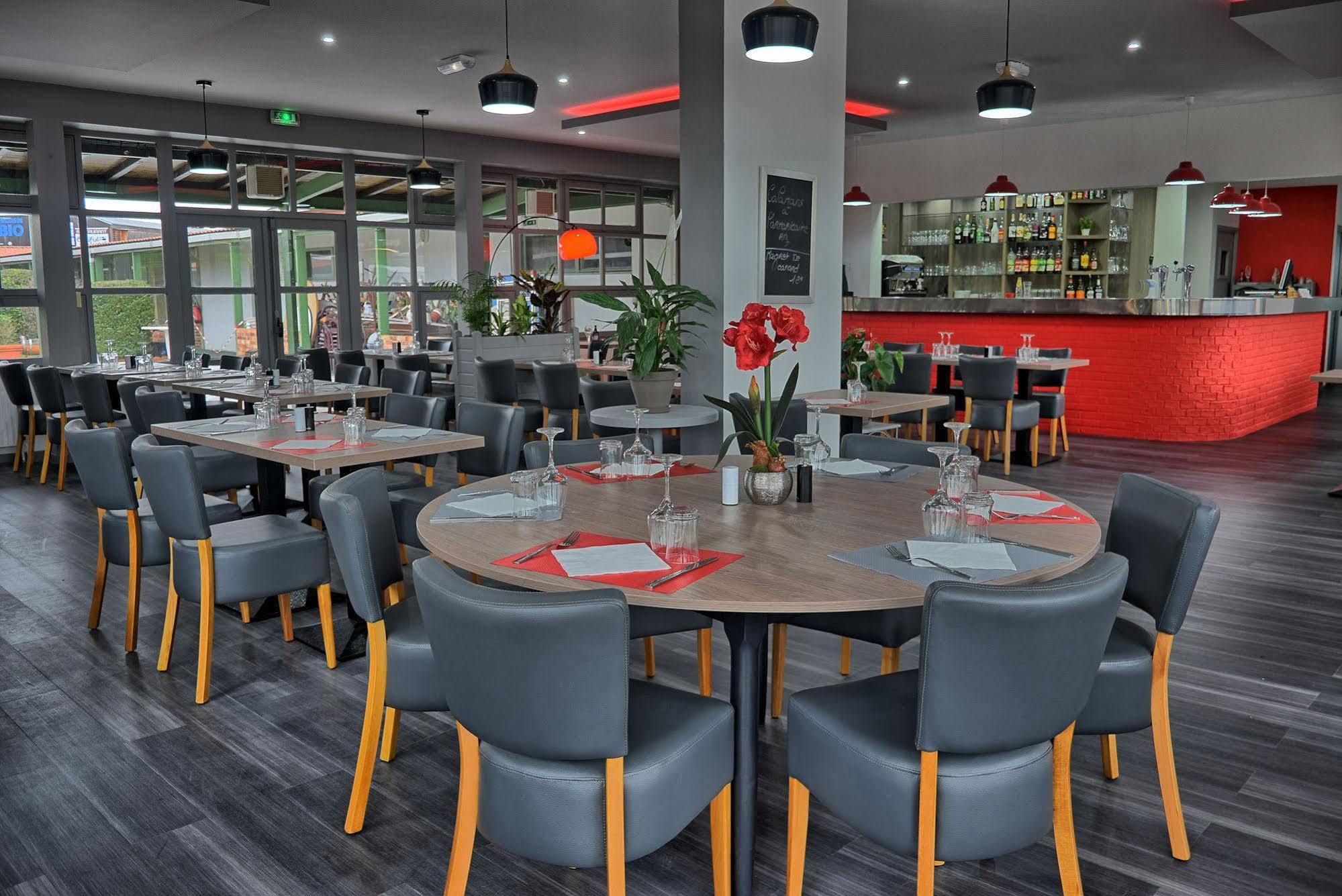 Hotel Restaurant Les Jardins D'Épône מראה חיצוני תמונה