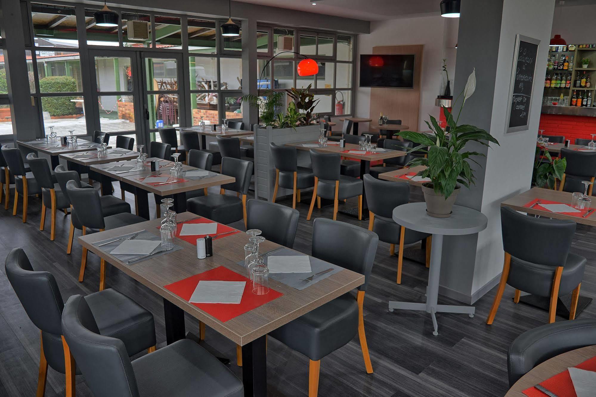 Hotel Restaurant Les Jardins D'Épône מראה חיצוני תמונה