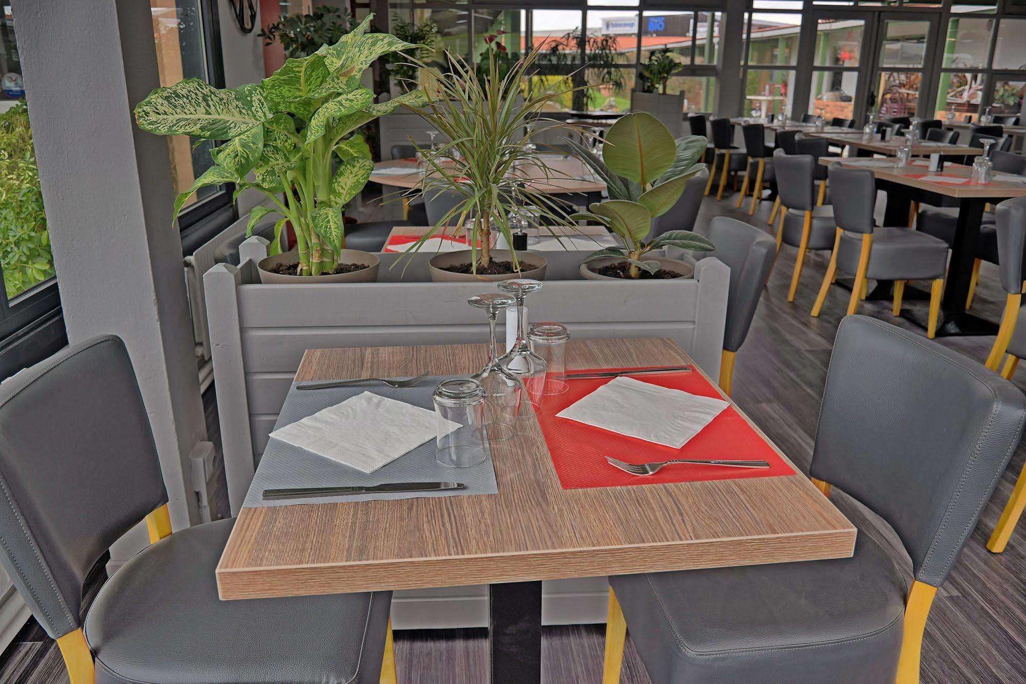Hotel Restaurant Les Jardins D'Épône מראה חיצוני תמונה