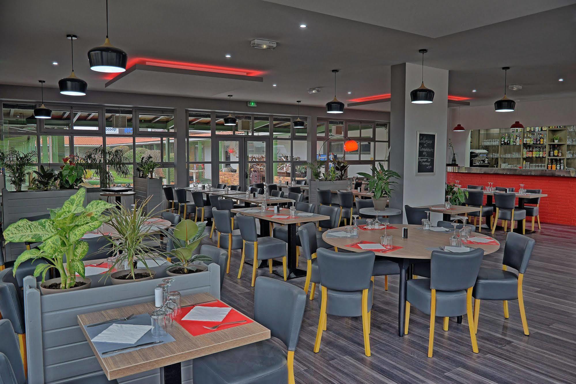 Hotel Restaurant Les Jardins D'Épône מראה חיצוני תמונה