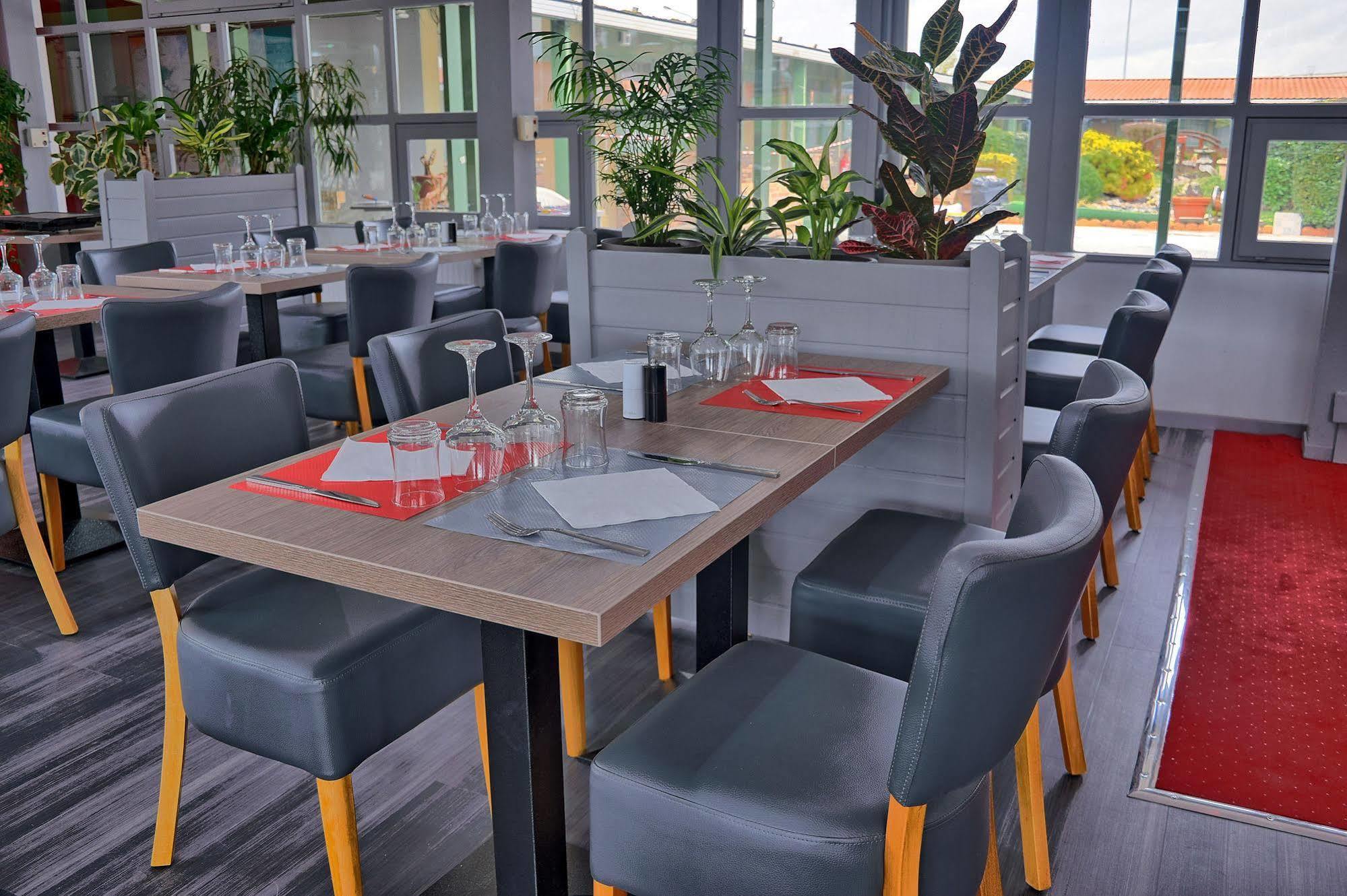 Hotel Restaurant Les Jardins D'Épône מראה חיצוני תמונה