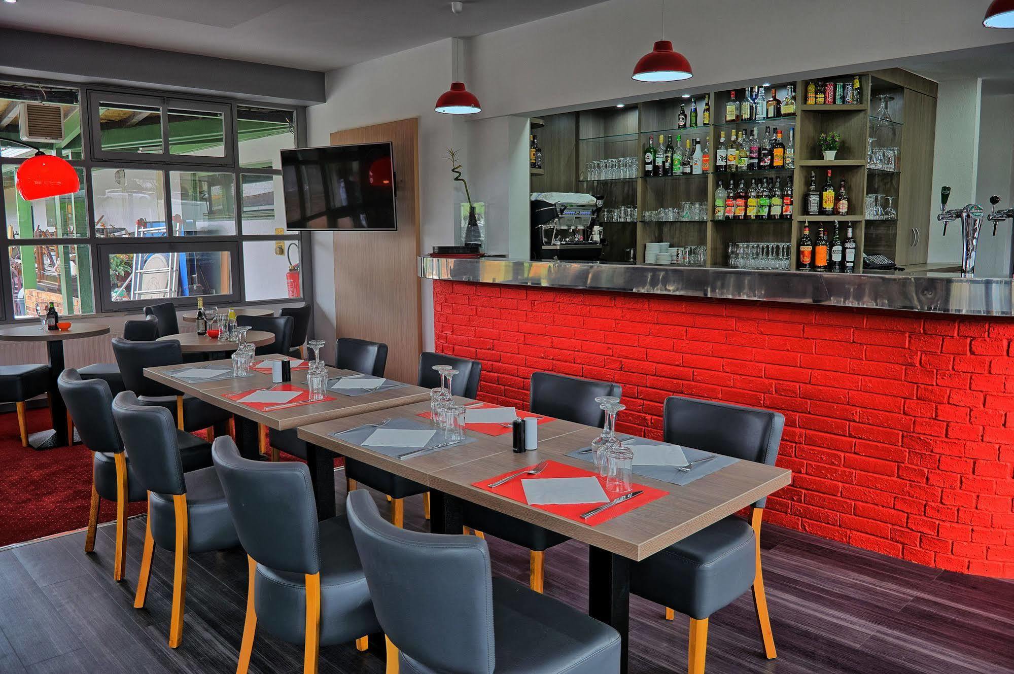Hotel Restaurant Les Jardins D'Épône מראה חיצוני תמונה